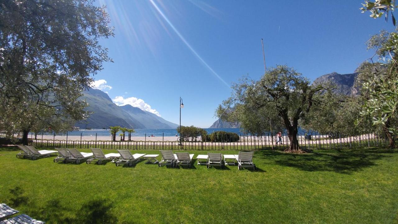 Hotel Baia Azzurra - Lake Front Торболе Экстерьер фото